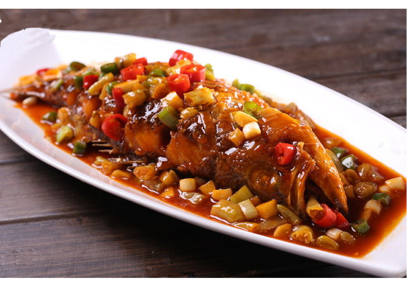 色泽红润,酱香浓郁的酱焖鲈鱼是餐桌上经常出现的一道菜,每次一上桌